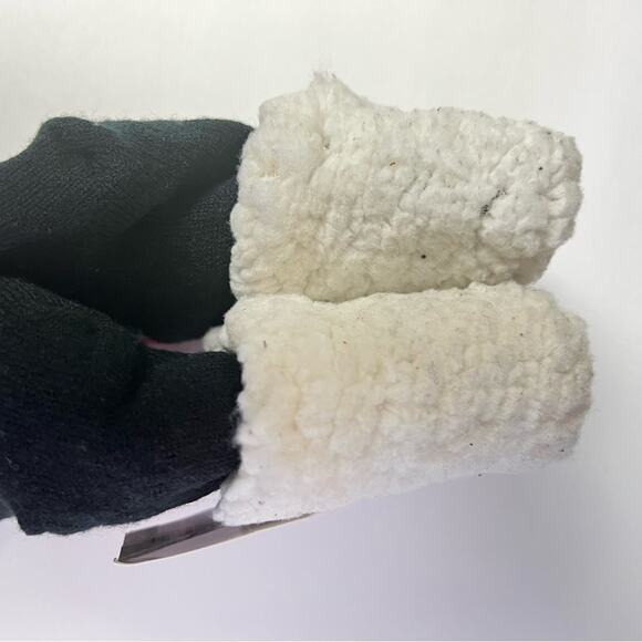 Old Navy Women’s Seasonal Holiday Sherpa Slipper Socks One Size - Picture 8 of 9